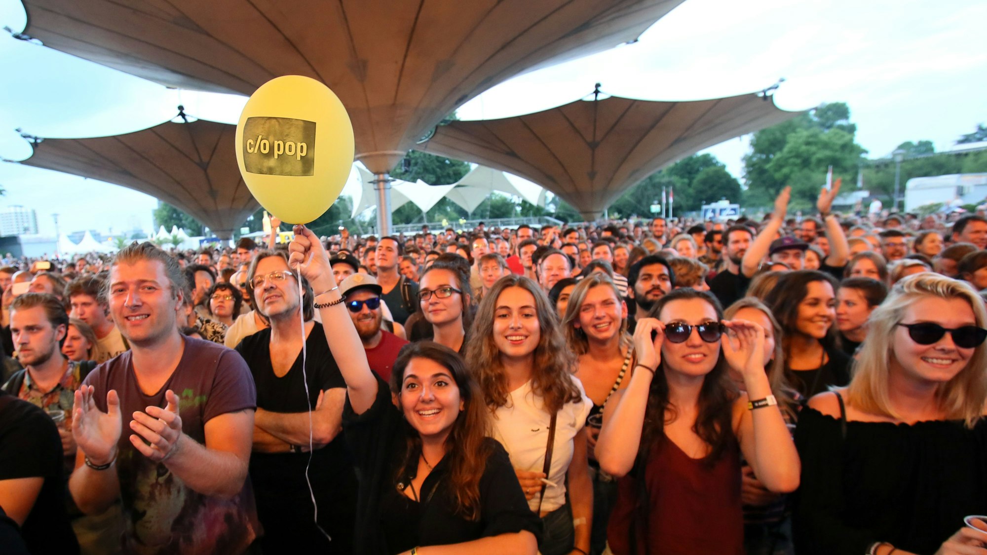 Das c/o pop-Publikum beim Auftritt von Moderat im Tanzbrunnen