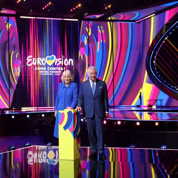 Der britische König Charles III. und seine Frau Königin Camilla nach dem Einschalten der Bühnenbeleuchtung bei ihrem Besuch der M&S Bank Arena in Liverpool, dem Austragungsort des diesjährigen Eurovision Song Contest, am 26. April 2023 in Liverpool.