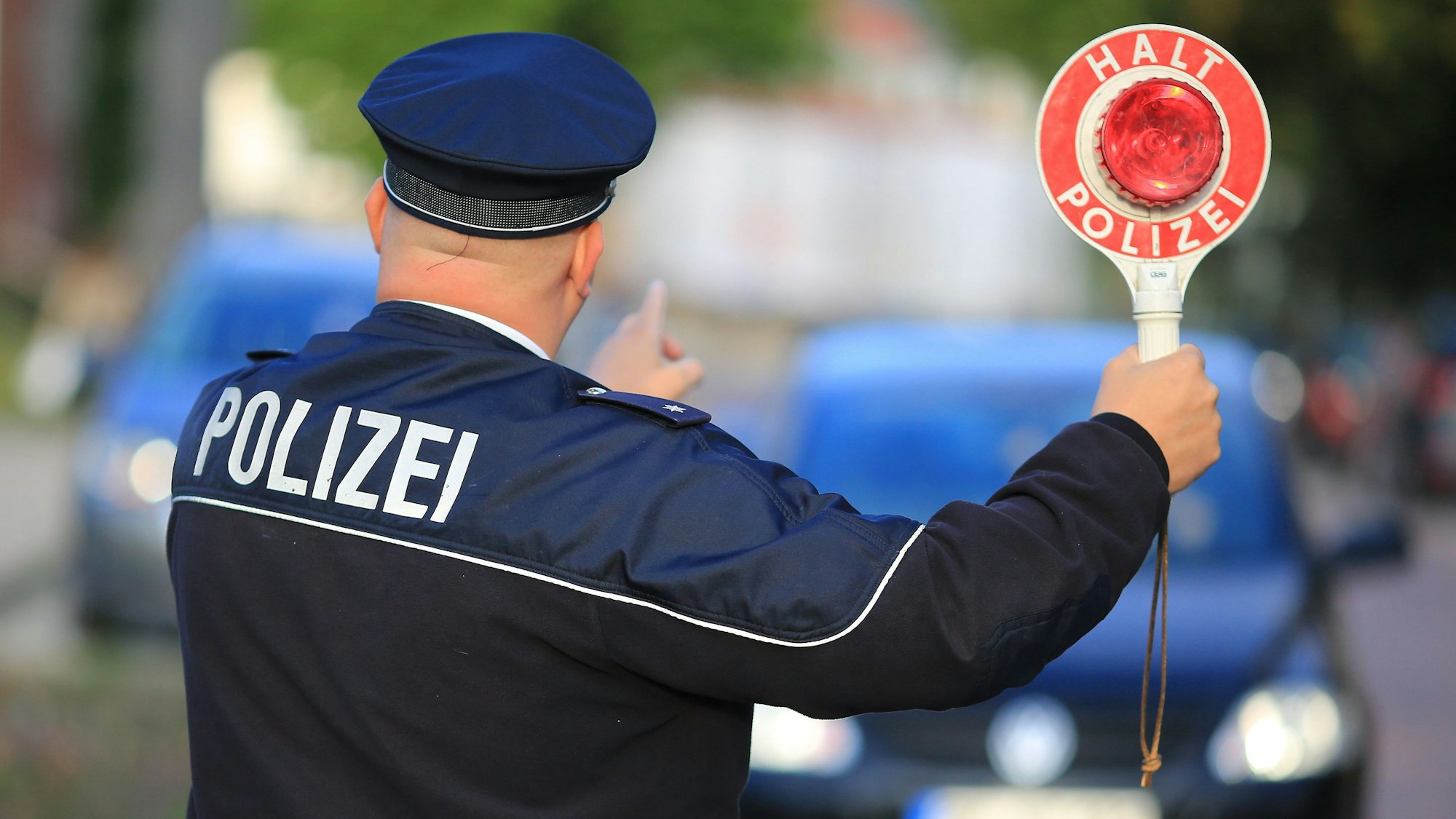 Polizist bei einer Verkehrskontrolle