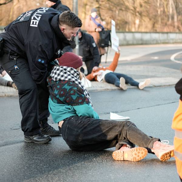 Klimaaktivistin Maja W. bei einer Blockade-Aktion der Gruppe „Letzte Generation“ am 1. März in Berlin.