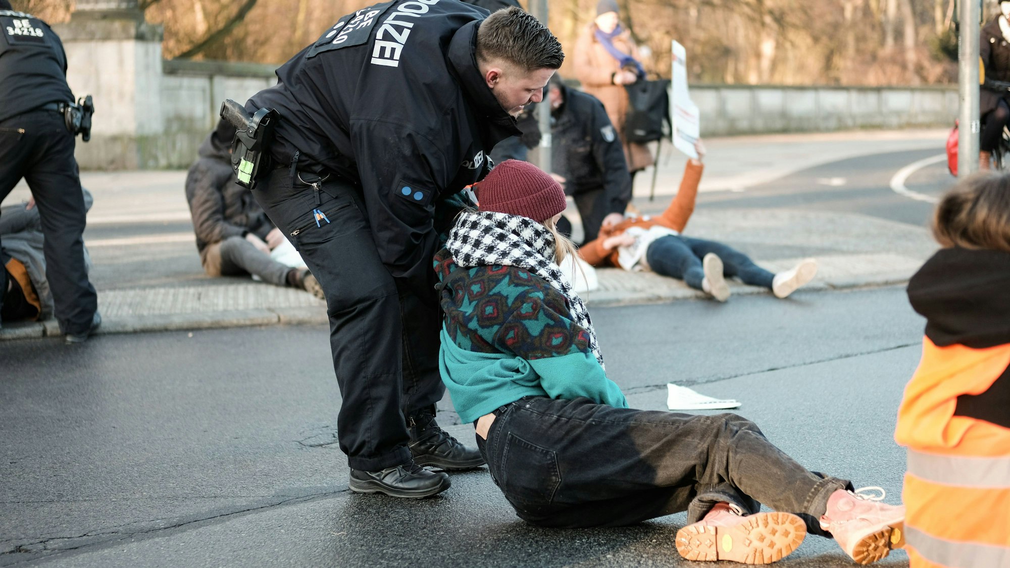 Klimaaktivistin Maja W. bei einer Blockade-Aktion der Gruppe „Letzte Generation“ am 1. März in Berlin.