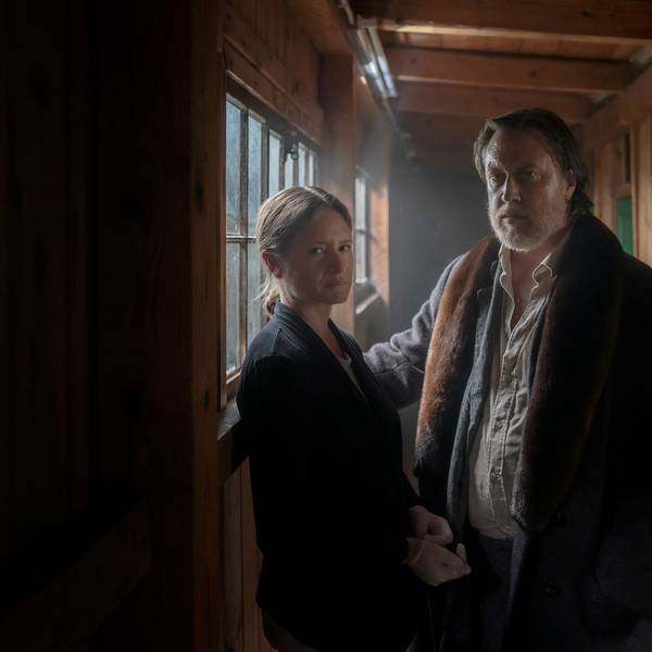 Ellie Stocker (Julia Jentsch) und Gedeon Winter (Nicholas Ofczarek) stehen in einem lichtdurchfluteten Raum.
