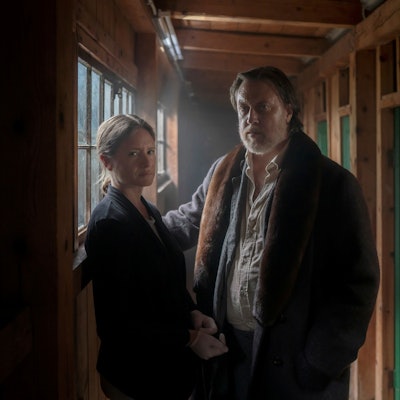 Ellie Stocker (Julia Jentsch) und Gedeon Winter (Nicholas Ofczarek) stehen in einem lichtdurchfluteten Raum.