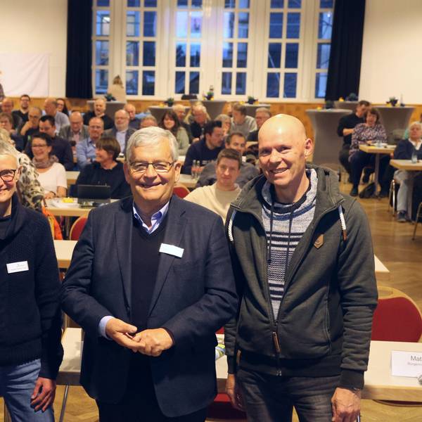 Zu sehen ist eine Gruppe von vier Menschen.