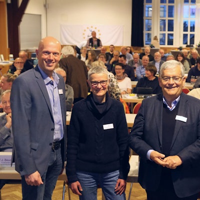 Zu sehen ist eine Gruppe von vier Menschen.