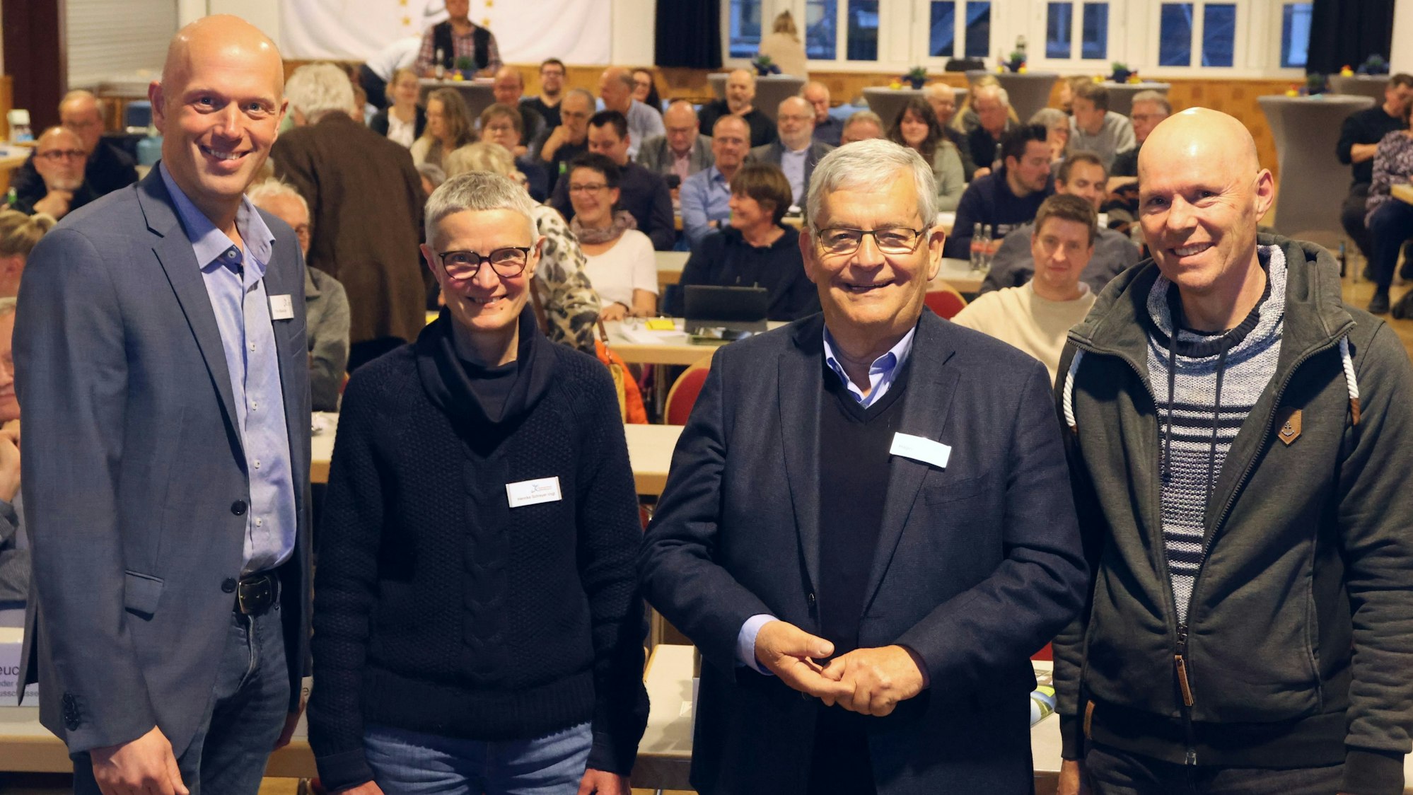 Zu sehen ist eine Gruppe von vier Menschen.