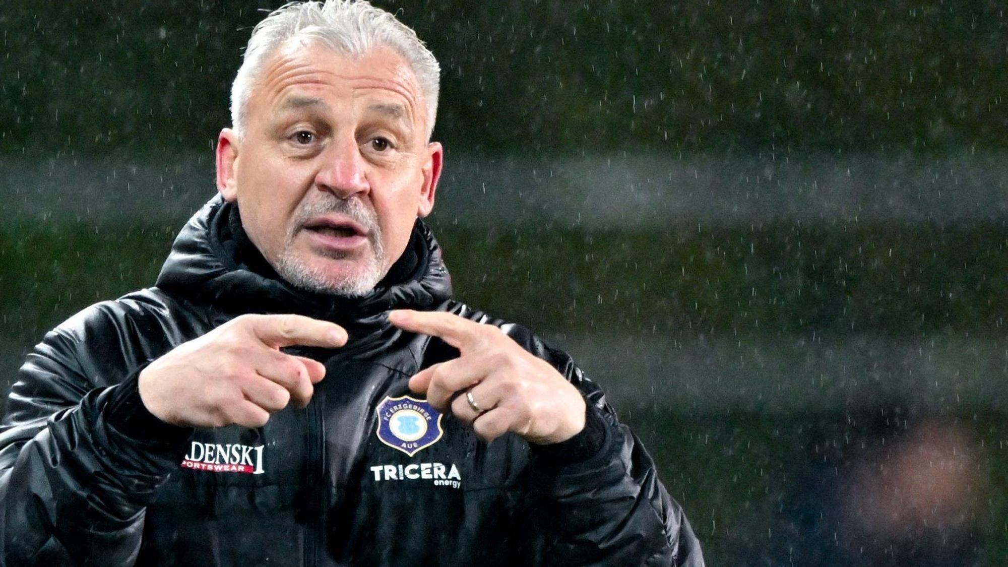 ARCHIV - 14.03.2023, Sachsen, Zwickau: Fußball: 3. Liga, FSV Zwickau - FC Erzgebirge Aue, 27. Spieltag, GGZ-Arena. Aues Trainer Pavel Dotchev zeigt einen Wechsel an. Dotchev spielte mit Aue in Elversberg. (zu dpa: «Aue siegt bei Tabellenführer Elversberg») Foto: Hendrik Schmidt/dpa +++ dpa-Bildfunk +++