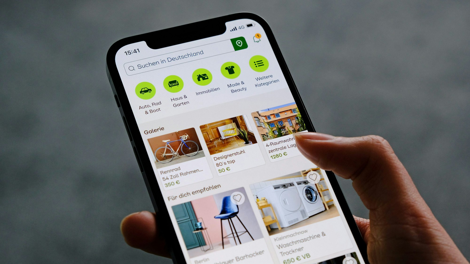 Auf einem Handy ist die Kleinanzeigen-App zu sehen.