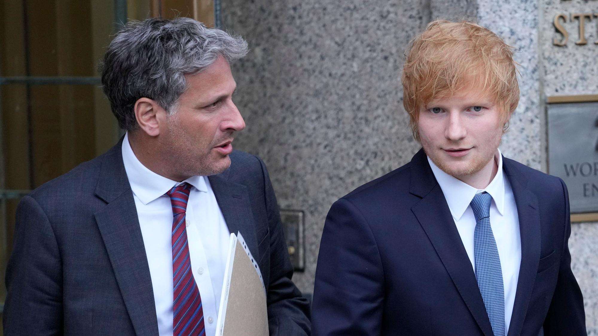 Es ist Ed Sheeran mit einer weiteren Person zu sehen, wie er das Bundesgericht verlässt.