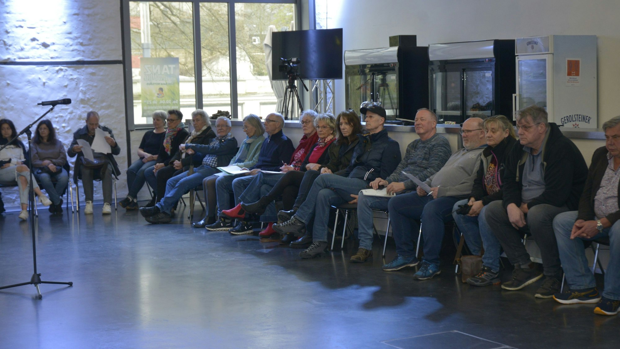 Zahlreiche Bürger sitzen bei einer Ratssitzung zusammen.