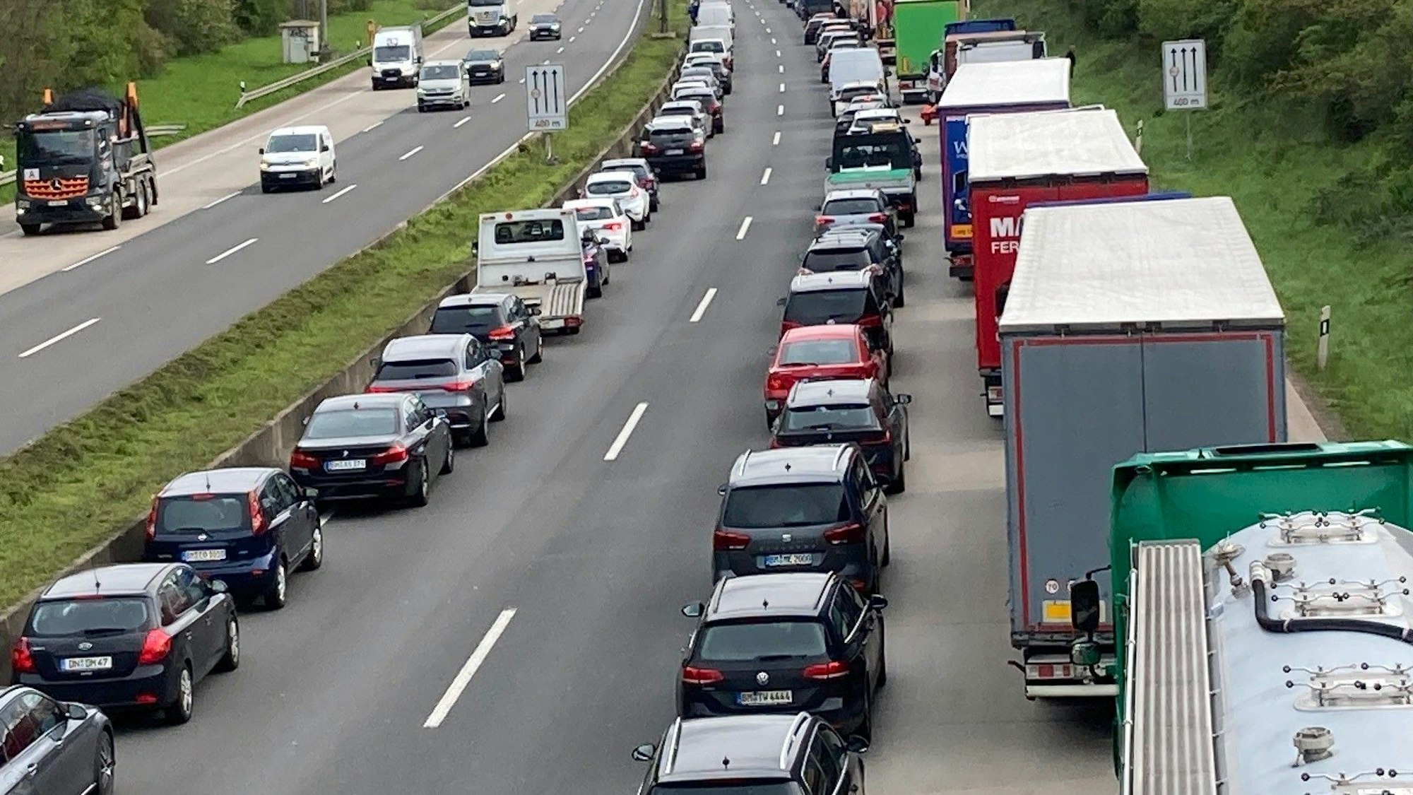 Auf dem Foto ist ein Stau auf der A4 zu sehen.