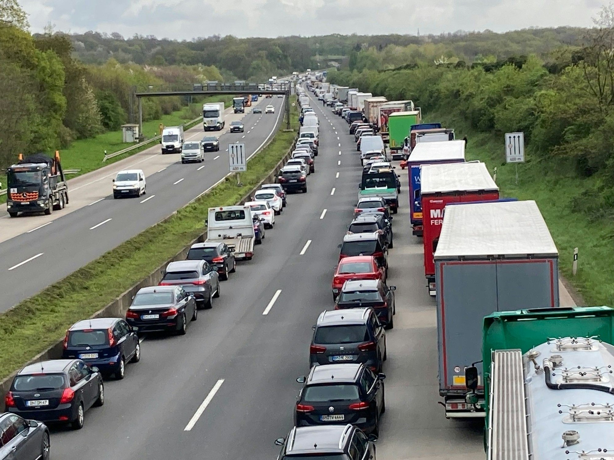 Fahrzeuge stehen vor einer Unfallstelle im Stau, die Fahrer haben eine Rettungsgasse gebildet.