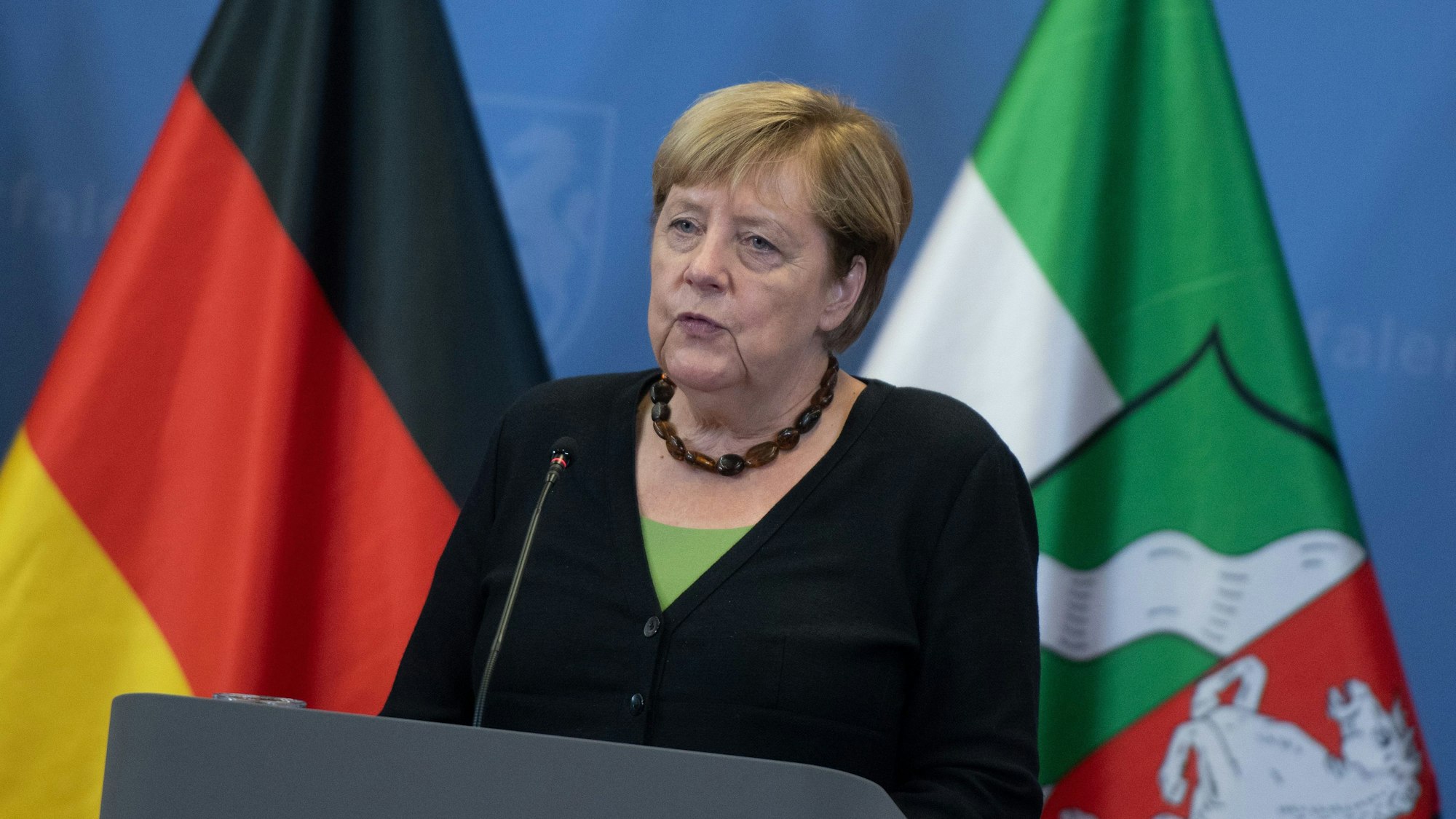 ARCHIV - 05.09.2021, Nordrhein-Westfalen, Hagen: Die damalige Bundeskanzlerin Angela Merkel (CDU) spricht bei einer Pressekonferenz. Merkel erhält den Staatspreis des Landes Nordrhein-Westfalen. (zu dpa: «NRW-Staatspreis für frühere Kanzlerin Angela Merkel») Foto: Bernd Thissen/dpa +++ dpa-Bildfunk +++