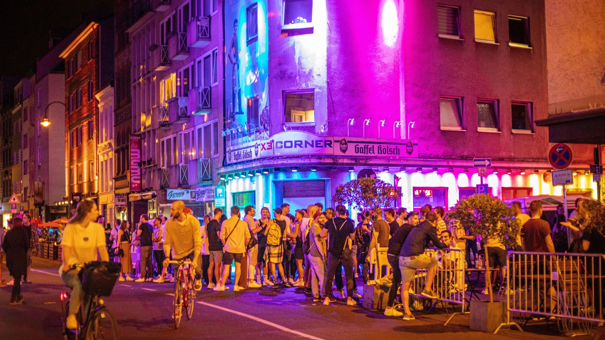 Vor dem „Excorner“ in der Schaafenstraße stehen zahlreiche Menschen.