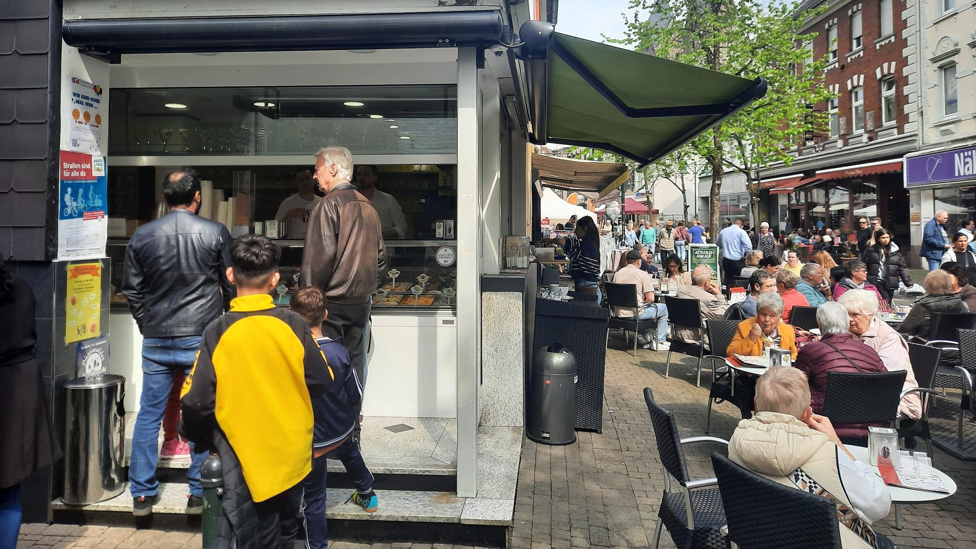 Das Eiscafé Minini in der Schlebuscher Fußgängerzone von außen