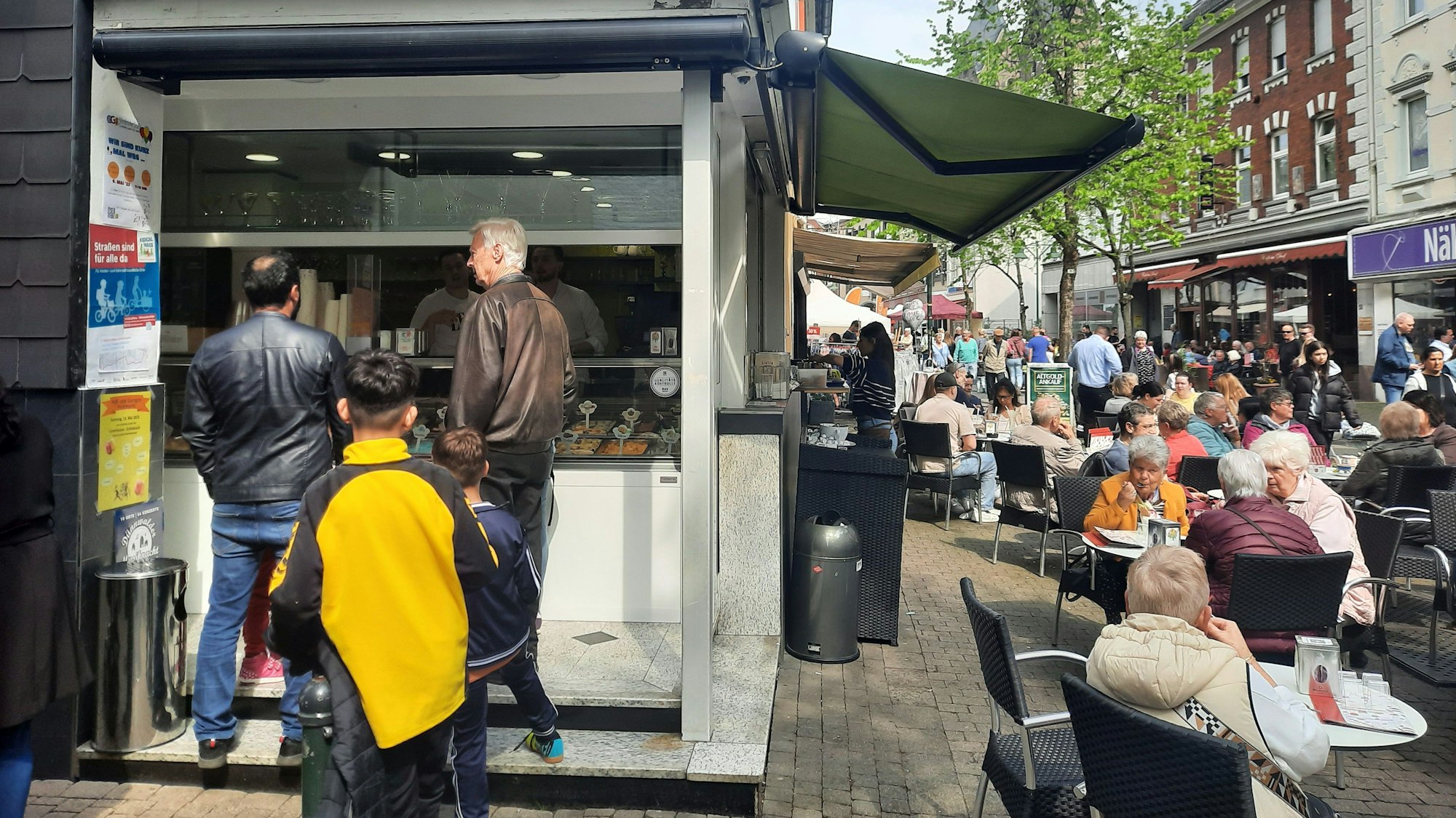 Das Eiscafé Minini in der Schlebuscher Fußgängerzone von außen