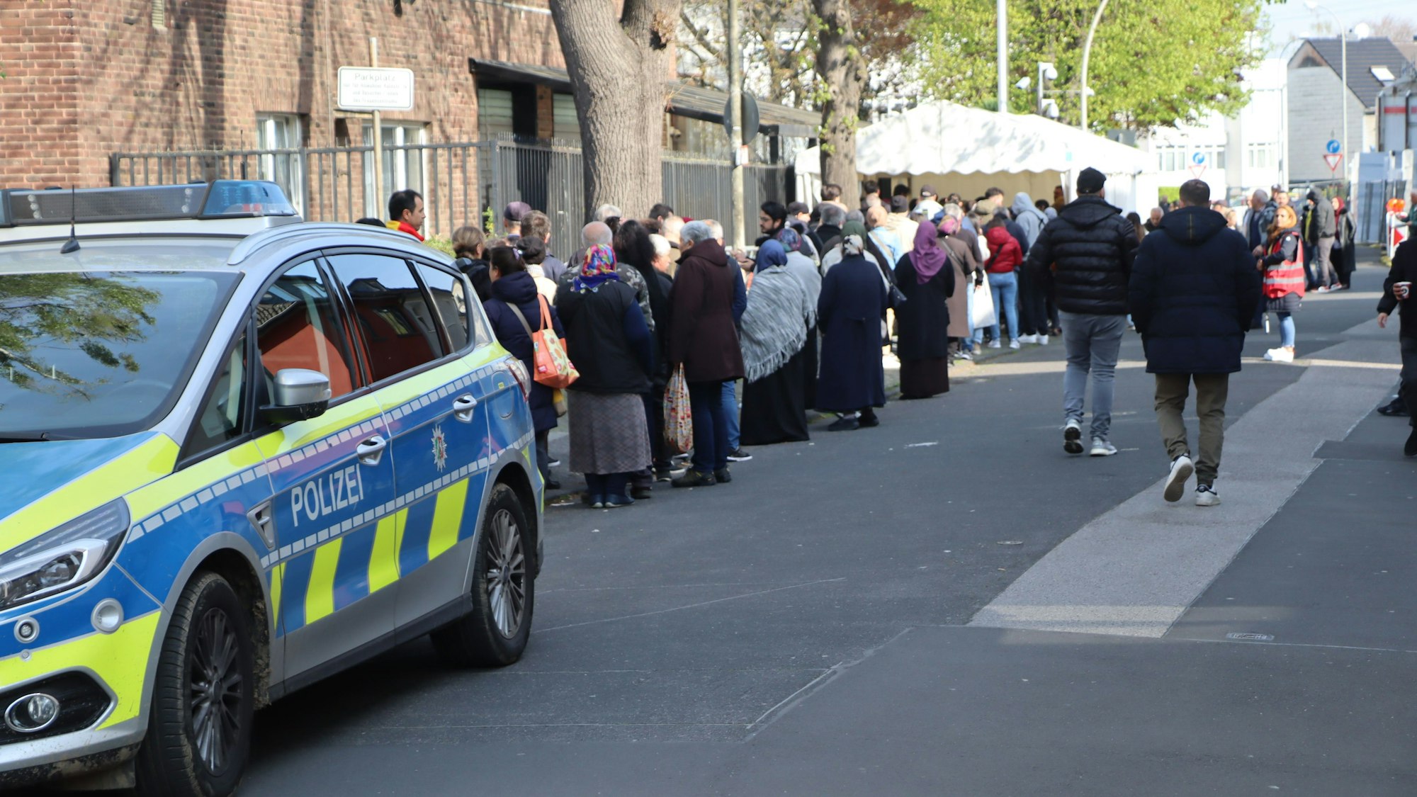 Das Foto zeigt Türkinnen und Türken, die in einer Schlange vor dem Generalkonsulat warten, um ihre Stimme für die Parlaments- und Präsidentenwahlen abzugeben.