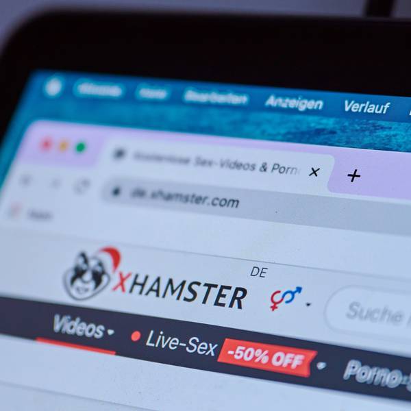 Auf einem Computerbildschirm wird das Pornoportal «xHamster» angezeigt.