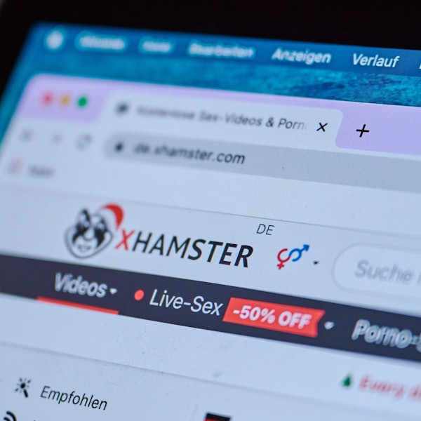 Auf einem Computerbildschirm wird das Pornoportal «xHamster» angezeigt.