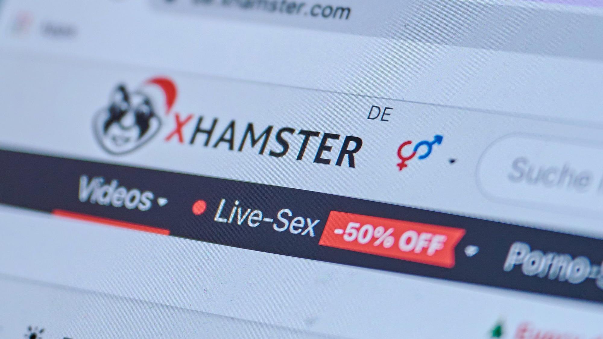 Auf einem Computerbildschirm wird das Pornoportal «xHamster» angezeigt.