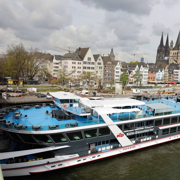 Das riesige Schiff „Rhein-Energie“ vor dem Kölner Panorama
