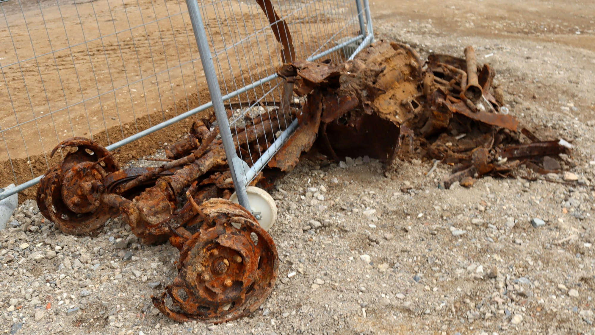 Bei den Bauarbeiten des Netto-Marktes am Rand von Arloff wurden die Überreste eines alten Autos entdeckt.