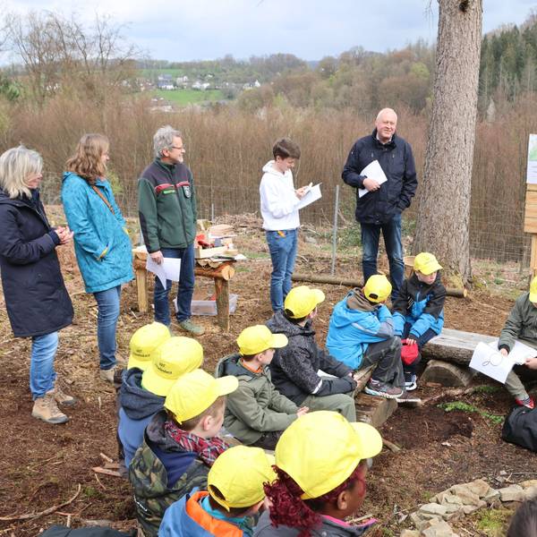 Die Schülerinnen und Schüler der GGS Schnellenbach im Waldlabor.