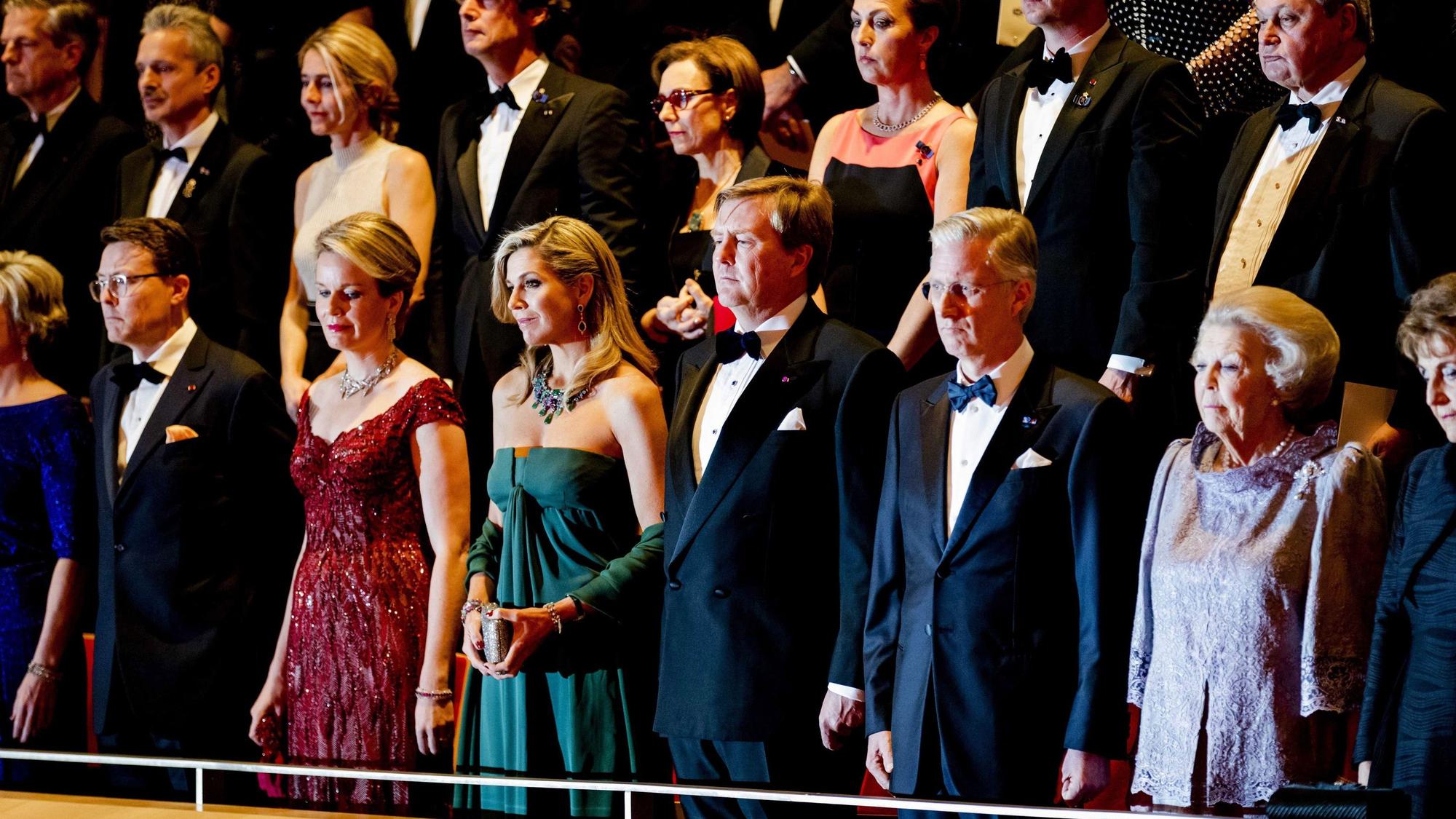 Prinz Constantijn der Niederlande, Königin Mathilde der Niederlande, Königin Maxima der Niederlande, König Willem-Alexander der Niederlande, König Philippe der Niederlande, Prinzessin Beatrix der Niederlande und Prinzessin Margriet besuchen am 29. November 2016 ein Konzert zu Ehren des belgischen Königspaares im Konzertsaal Muziekgebouw 't IJ in Amsterdam.