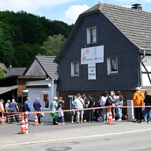 Vor der Tafel in Kürten stehen Menschen schlange.