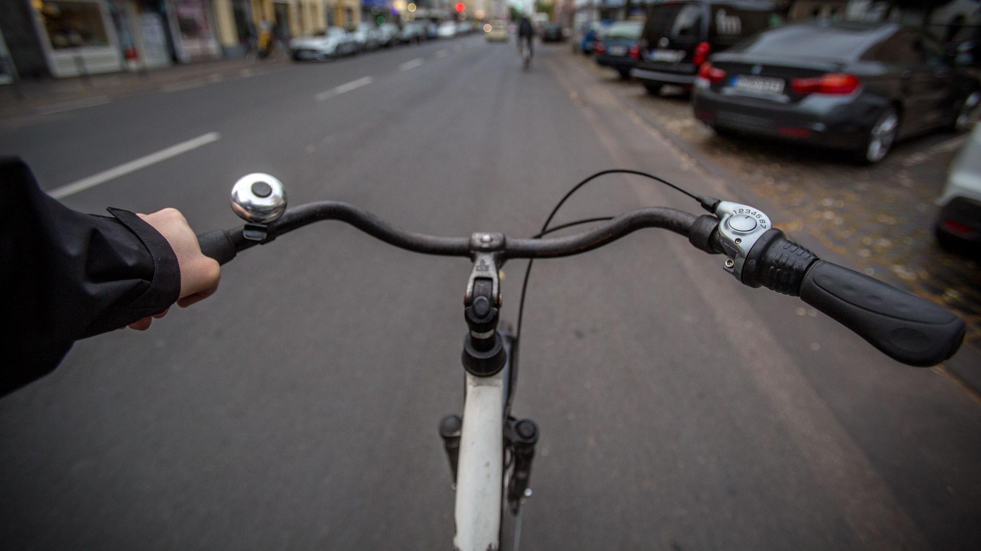 Berrenrather Straße am Sonntag in Köln aus der Perspektive eines Fahrradfahrers