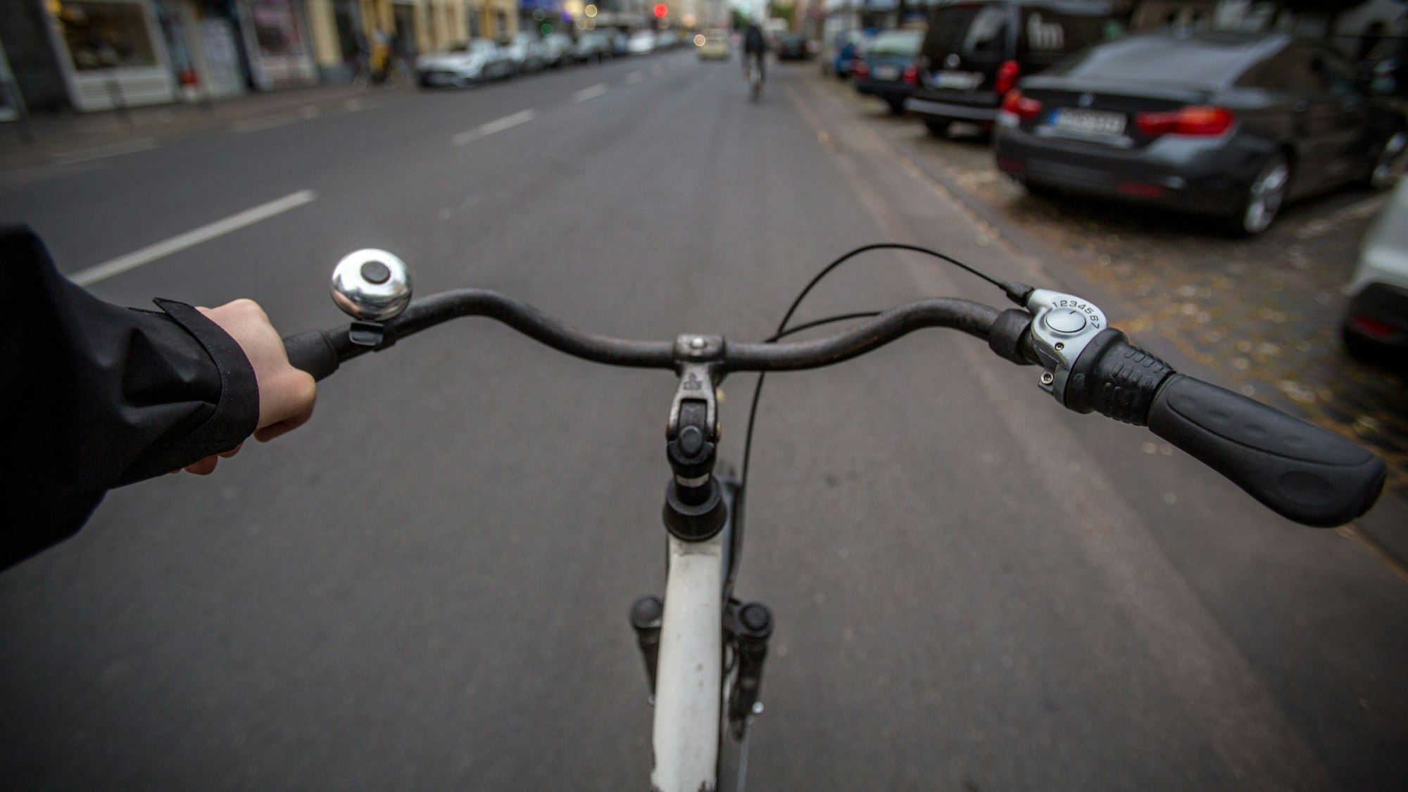 Berrenrather Straße am Sonntag in Köln aus der Perspektive eines Fahrradfahrers