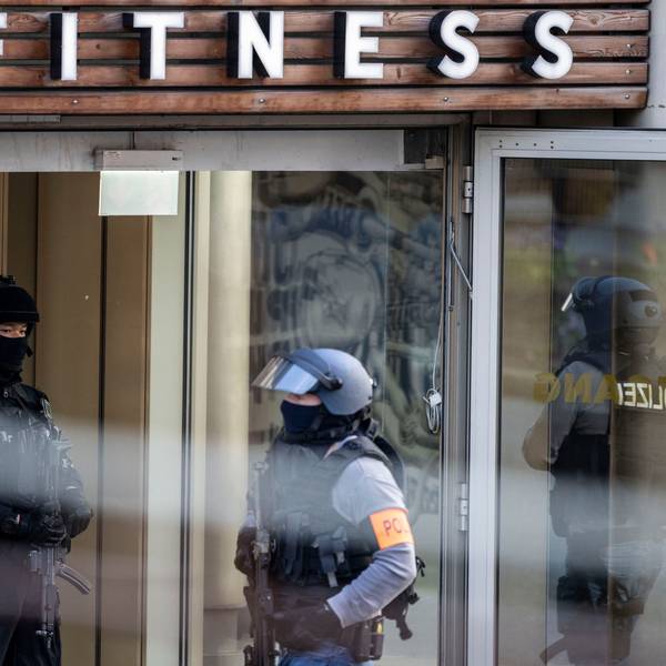 Polizist sind in Duisburg im Einsatz. Bei einer Attacke in einem Fitnessstudio in der Duisburger Innenstadt sind am Dienstagabend mehrere Personen schwer verletzt worden.