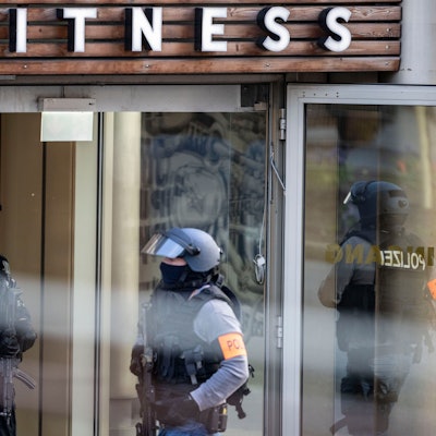 Polizist sind in Duisburg im Einsatz. Bei einer Attacke in einem Fitnessstudio in der Duisburger Innenstadt sind am Dienstagabend mehrere Personen schwer verletzt worden.