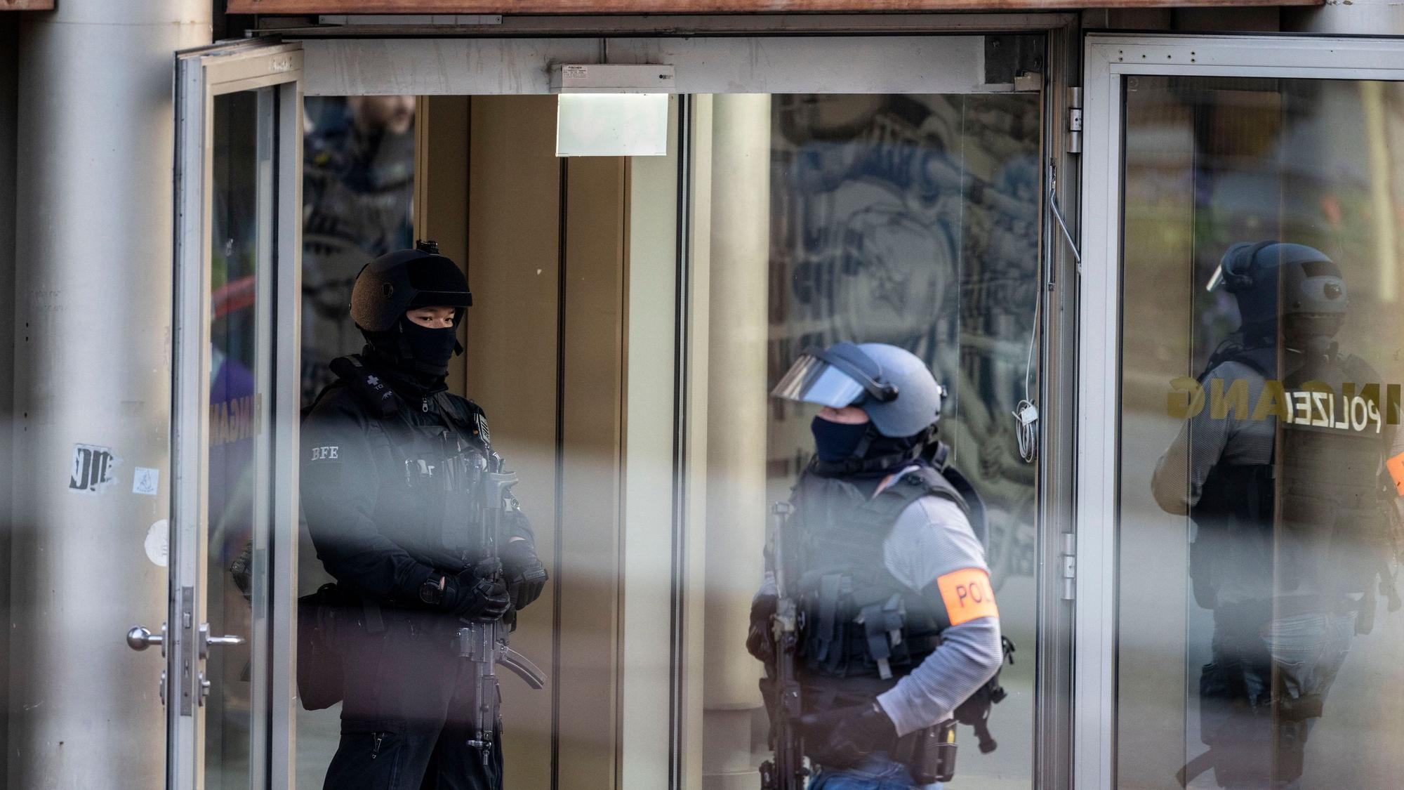 Polizist sind in Duisburg im Einsatz. Bei einer Attacke in einem Fitnessstudio in der Duisburger Innenstadt sind am Dienstagabend mehrere Personen schwer verletzt worden.