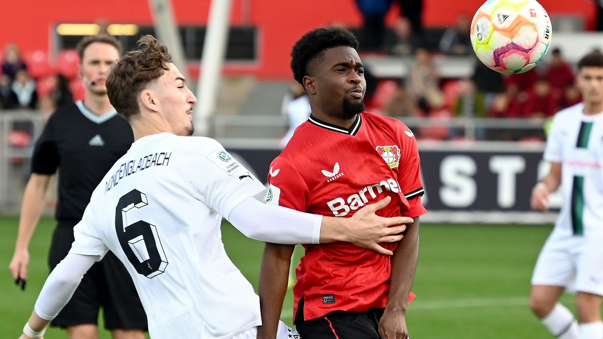 29.10.2022, Fussball-A-jugend-Bayer Leverkusen-Mönchengladbach
rechts: Jardell Kanga (Bayer)
Foto: Uli Herhaus