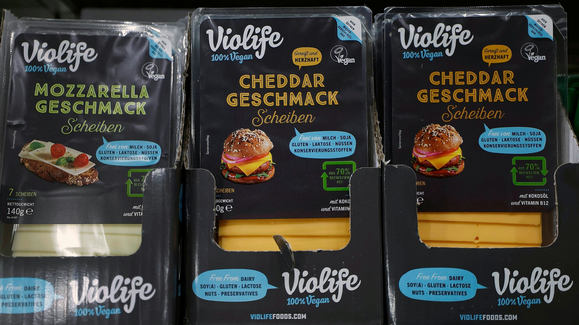 Drei vegane Käse-Ersatzprodukte der Marke „Violife“ stehen in einem Supermarkt-Regal.