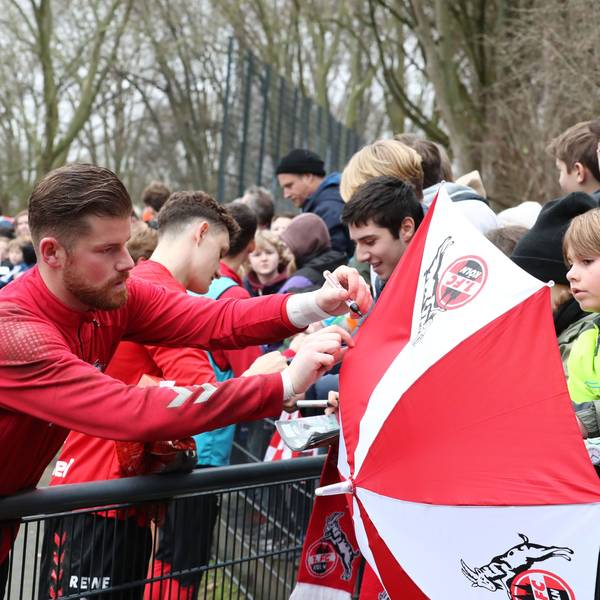 Kölns Torhüter Timo Horn gibt nach dem Training am Geißbockheim Autogramme.