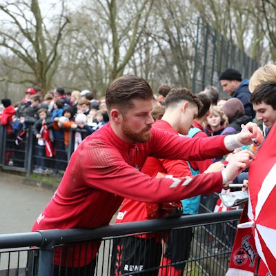 Kölns Torhüter Timo Horn gibt nach dem Training am Geißbockheim Autogramme.