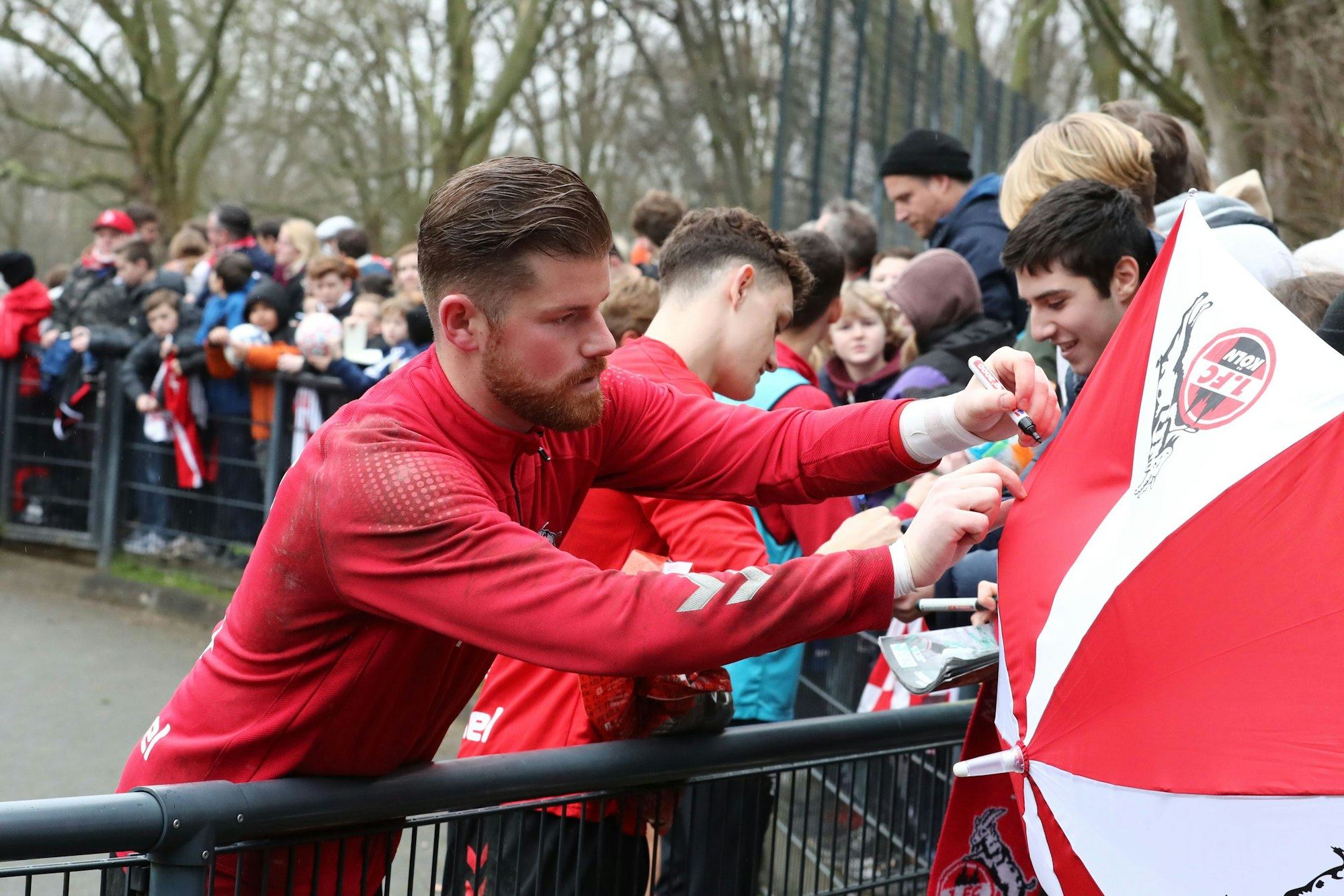 Kölns Torhüter Timo Horn gibt nach dem Training am Geißbockheim Autogramme.