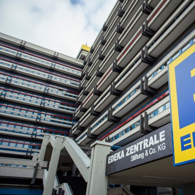 Eine Außenansicht der Edeka-Zentrale im Hamburger Statteil Winterhude. Edeka liegt derzeit mit vielen Herstellern im Streit wegen deren Preispolitik.