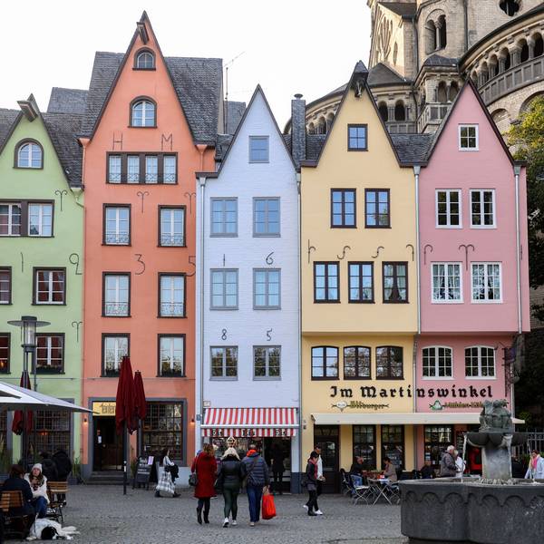 Die bunten Häuser stehen in der Altstadt von Köln am Fischmarkt, einem Teil der berühmten Rheinuferpromenade zwischen Kölner Dom, Hohenzollernbrücke, Museum Ludwig und Groß Sankt Martin.
