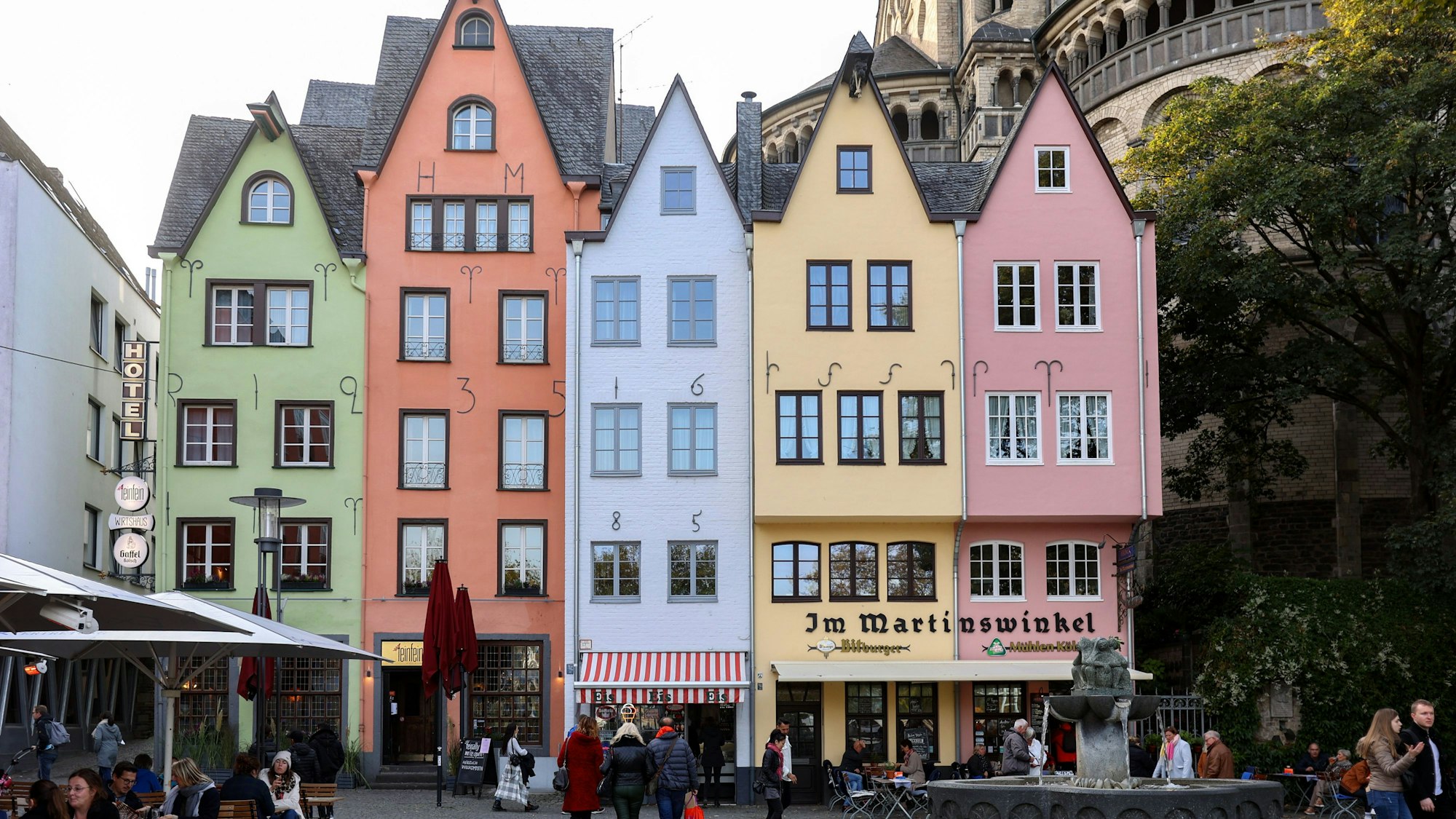Die bunten Häuser stehen in der Altstadt von Köln am Fischmarkt, einem Teil der berühmten Rheinuferpromenade zwischen Kölner Dom, Hohenzollernbrücke, Museum Ludwig und Groß Sankt Martin.