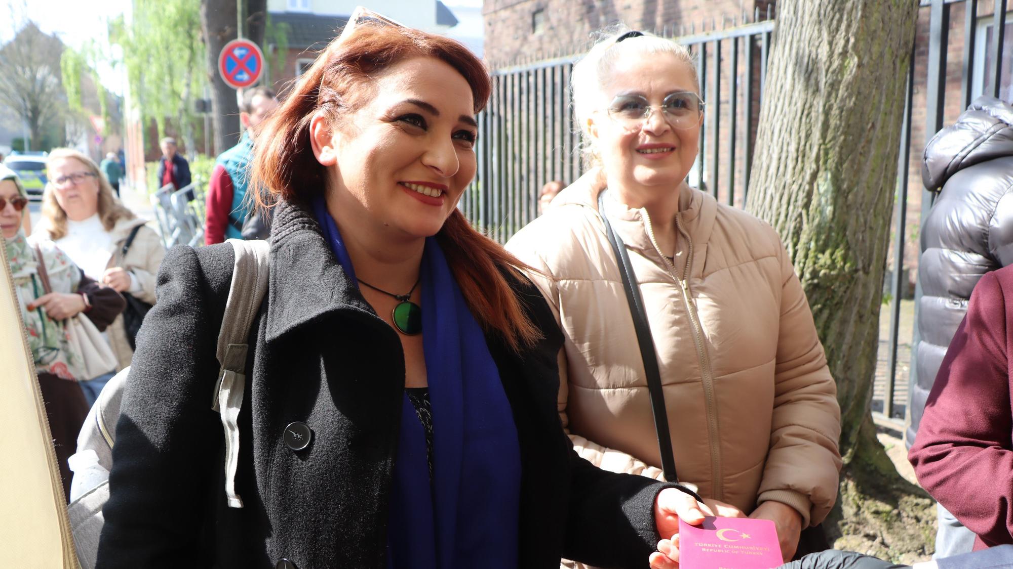 Türkei-Wahl ist in Deutschland am 27.04. gestartet. Gewählt wird unter anderem im türkischen Konsulat in Hürth
Bevor es zur Wahlurne ging mussten alle Wählerinnen und Wähler so wie Nilay Acikel ihre Ausweise zeigen.
