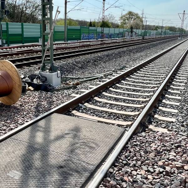 RRX-Baustelle: Kupferdrähte für die Oberleitung lagern am neuen Gleis an der Stadtgrenze zu Langenfeld
