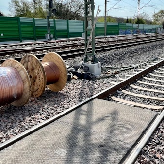 RRX-Baustelle: Kupferdrähte für die Oberleitung lagern am neuen Gleis an der Stadtgrenze zu Langenfeld