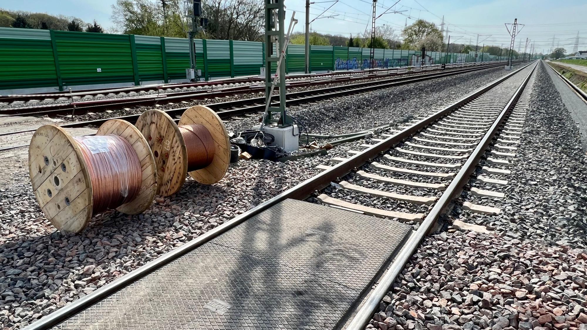 RRX-Baustelle: Kupferdrähte für die Oberleitung lagern am neuen Gleis an der Stadtgrenze zu Langenfeld