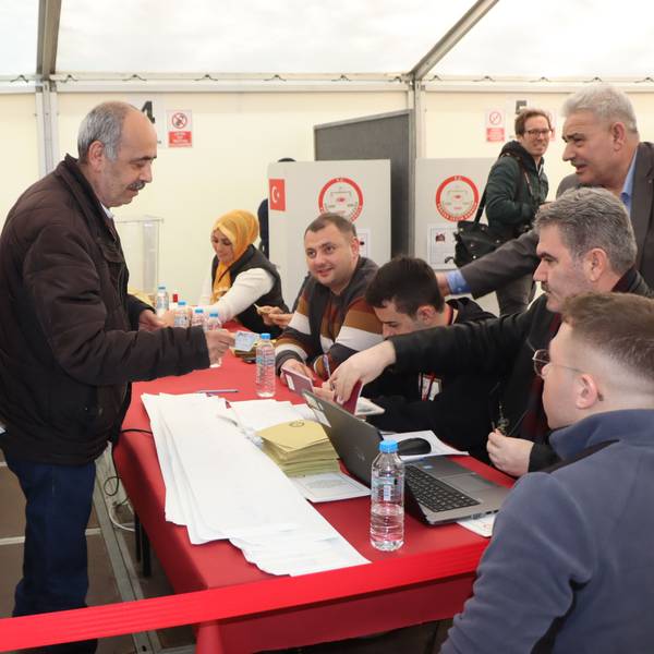 Türkei-Wahl ist in Deutschland am 27.04. gestartet. Gewählt wird unter anderem im türkischen Konsulat in Hürth
Jeder Wähler wurde registriert und erhielt erst dann seinen Wahlzettel.