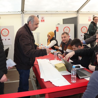 Türkei-Wahl ist in Deutschland am 27.04. gestartet. Gewählt wird unter anderem im türkischen Konsulat in Hürth
Jeder Wähler wurde registriert und erhielt erst dann seinen Wahlzettel.