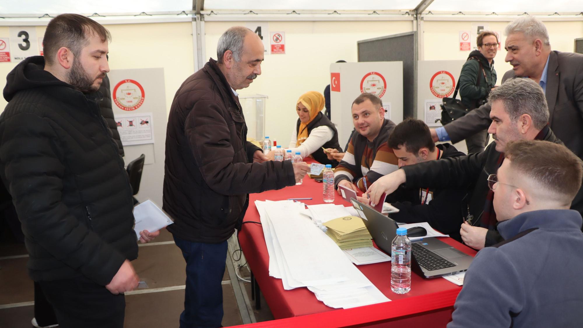 Türkei-Wahl ist in Deutschland am 27.04. gestartet. Gewählt wird unter anderem im türkischen Konsulat in Hürth
Jeder Wähler wurde registriert und erhielt erst dann seinen Wahlzettel.