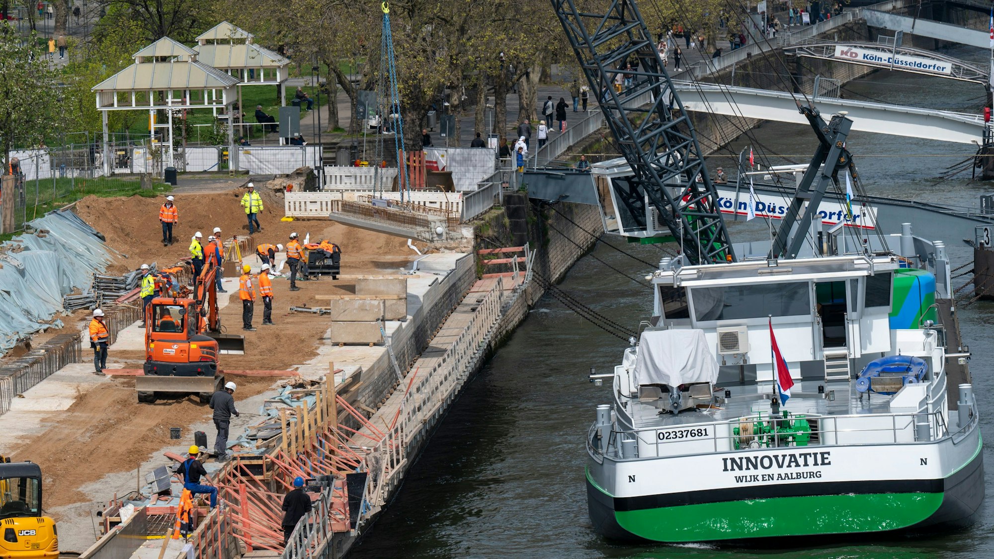 Am Altstadtufer werden Betonteile von einem Schiff geladen.